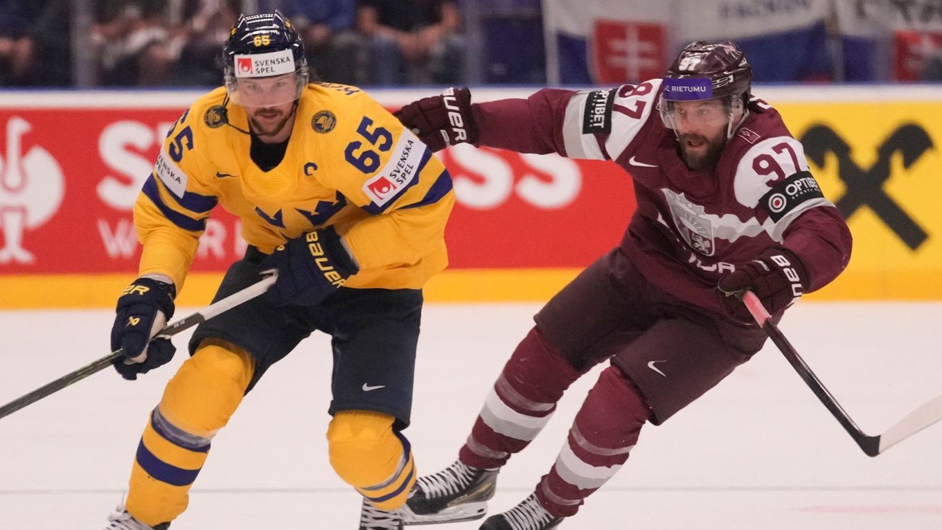 Erik Karlsson a Haralds Egle počas zápasu Lotyšsko - Švédsko na MS v hokeji 2024. 