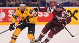 Erik Karlsson a Haralds Egle počas zápasu Lotyšsko - Švédsko na MS v hokeji 2024. 