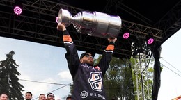 Marek Slovák sa v drese HC Košice teší s majstrovskou trofejou. 
