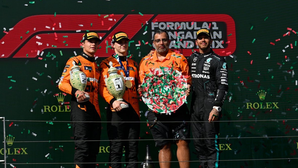 Zľava piloti McLarenu Oscar Piastri a Lando Norris, vpravo Lewis Hamilton z Mercedesu na pódiu po Veľkej cene Maďarska 2024.