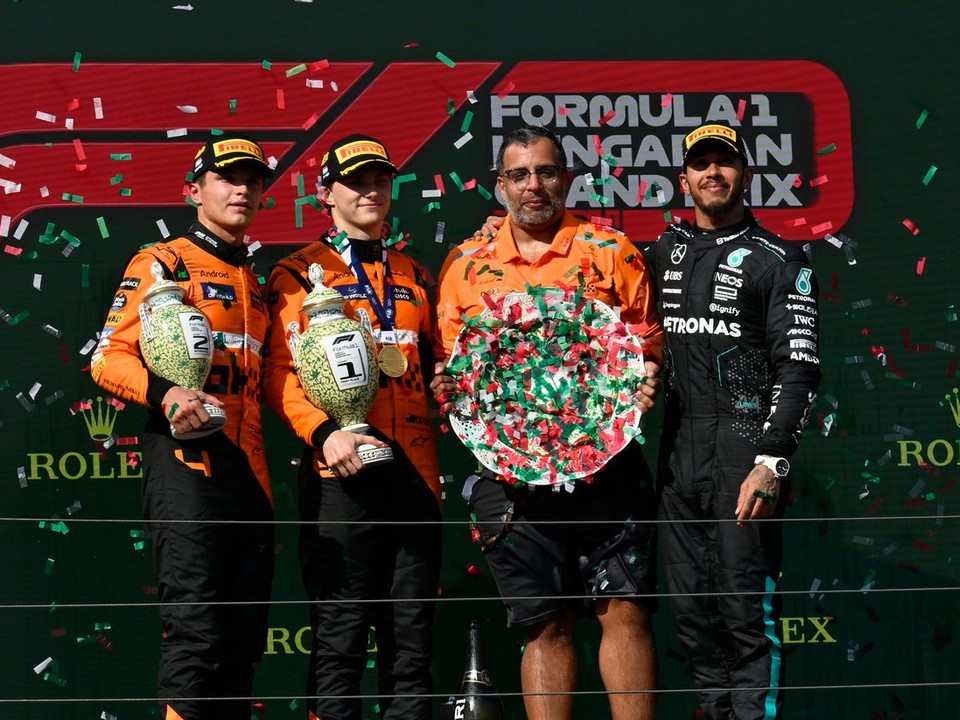 Zľava piloti McLarenu Oscar Piastri a Lando Norris, vpravo Lewis Hamilton z Mercedesu na pódiu po Veľkej cene Maďarska 2024.