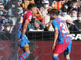 Pierre-Emerick Aubameyang a jeho gólová radosť v FC Barcelona.