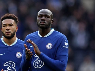 Futbalisti FC Chelsea Reece James ( vľavo) a Kalidou Koulibaly.