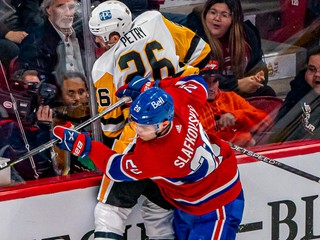 Juraj Slafkovský bodyčekuje Jeffa Petryho z Pittsburghu.