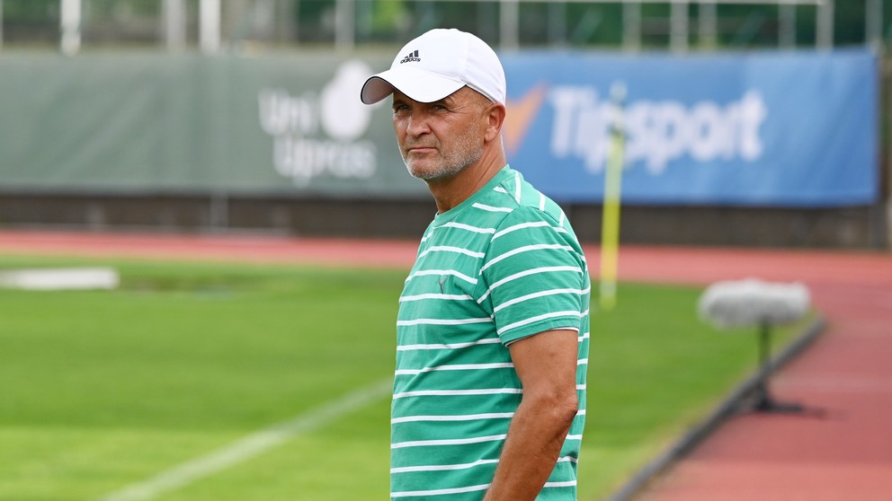 Tréner Juraj Jarábek.