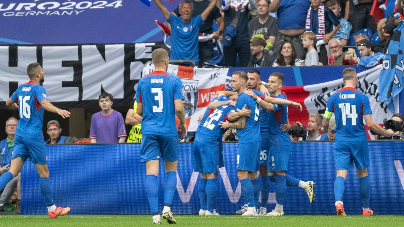 Slovenskí futbalisti oslavujú gól.