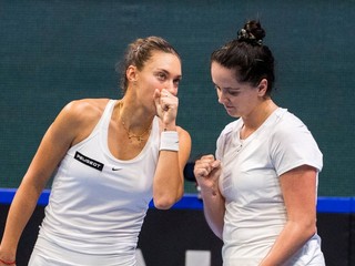 Na snímke slovenské tenistky Viktória Hrunčáková (vpravo) a Tereza Mihalíková. 