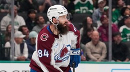 Obranca Brent Burns v drese Colorada Avalanche.