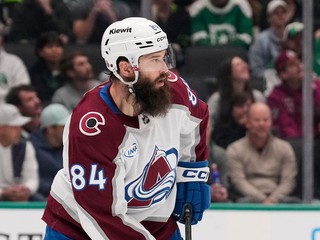 Obranca Brent Burns v drese Colorada Avalanche.