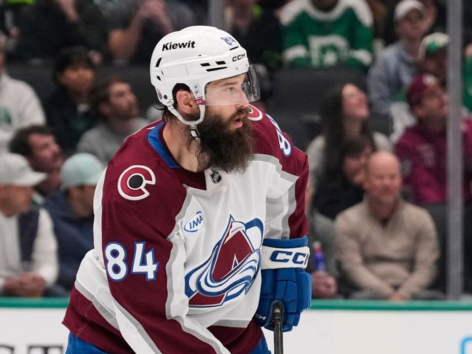 Obranca Brent Burns v drese Colorada Avalanche.