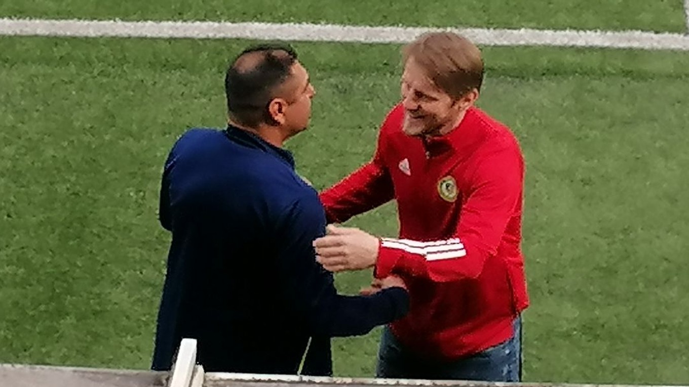 Tréner hostí Eugen Bari a domáci kouč Roman Lazúr pred zápasom Vranov nad Topľou - Rimavská Sobota.