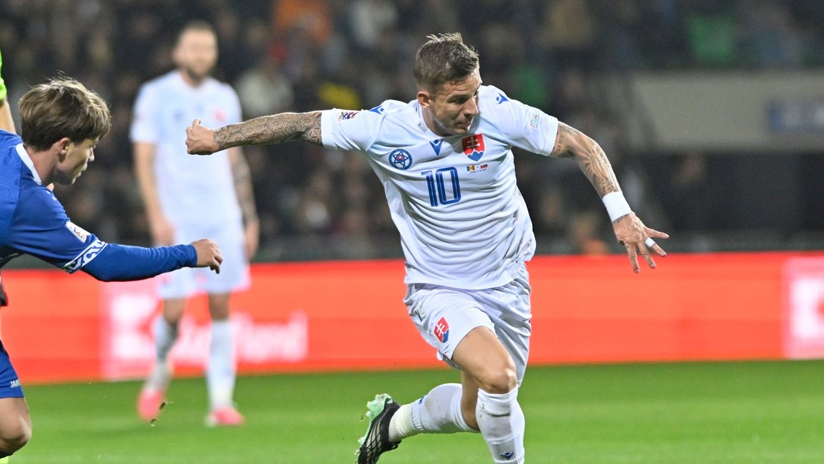 Na snímke sprava Tomáš Suslov (Slovensko) a Vladimir Fratea (Moldavsko) v súboji o loptu počas zápasu C-divízie Ligy národov Moldavsko - Slovensko v Kišiňove.