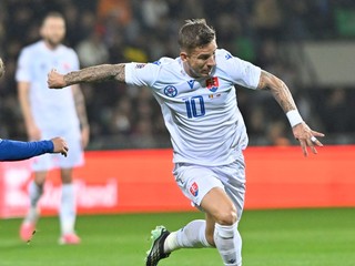 Na snímke sprava Tomáš Suslov (Slovensko) a Vladimir Fratea (Moldavsko) v súboji o loptu počas zápasu C-divízie Ligy národov Moldavsko - Slovensko v Kišiňove.