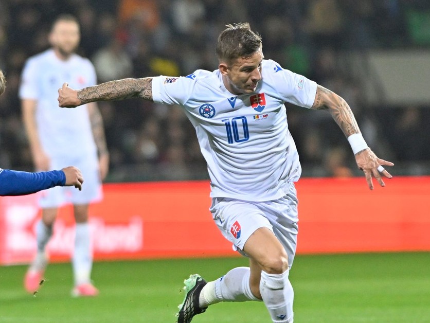 Na snímke sprava Tomáš Suslov (Slovensko) a Vladimir Fratea (Moldavsko) v súboji o loptu počas zápasu C-divízie Ligy národov Moldavsko - Slovensko v Kišiňove.