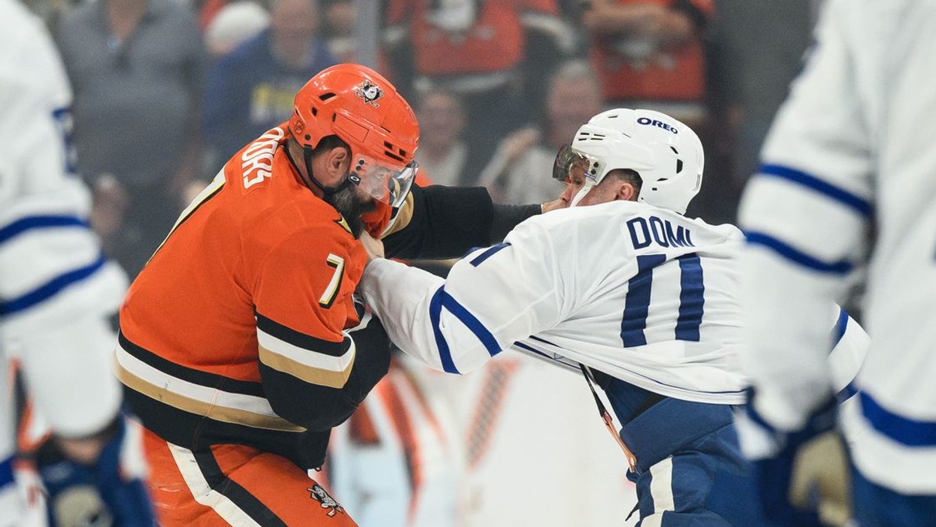 Radko Gudas (vľavo) a Max Domi v pästnom súboji.