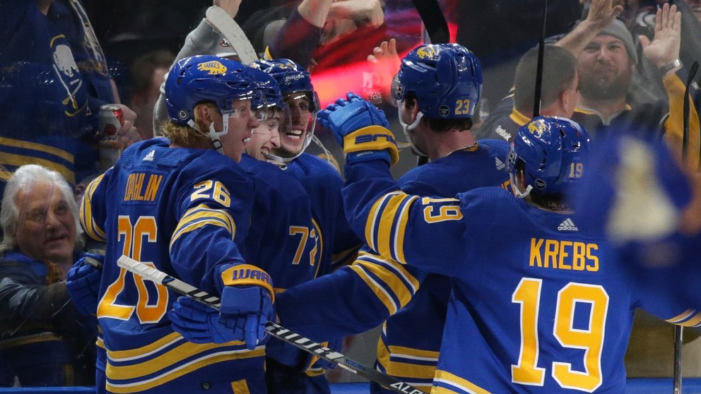 Buffalo Sabres oslavujú víťazný gól.