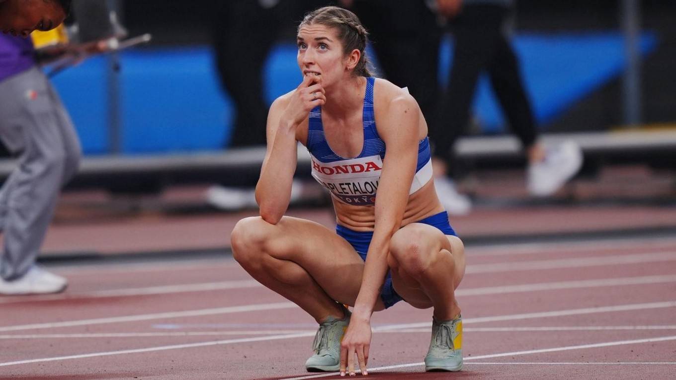 Emma Zapletalová v prvom semifinálovom behu na 400 m cez prekážky na MS v atletike 2025.