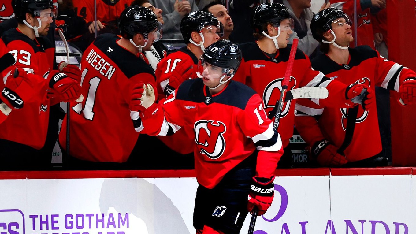 Slovenský hokejista Šimon Nemec sa teší z gólu so svojimi spoluhráčmi. 