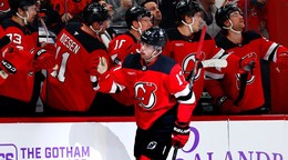 Slovenský hokejista Šimon Nemec sa teší z gólu so svojimi spoluhráčmi.