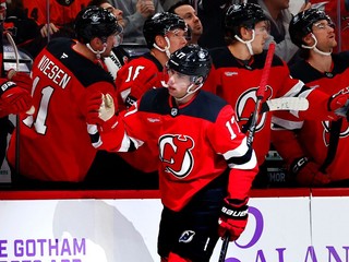 Slovenský hokejista Šimon Nemec sa teší z gólu so svojimi spoluhráčmi.