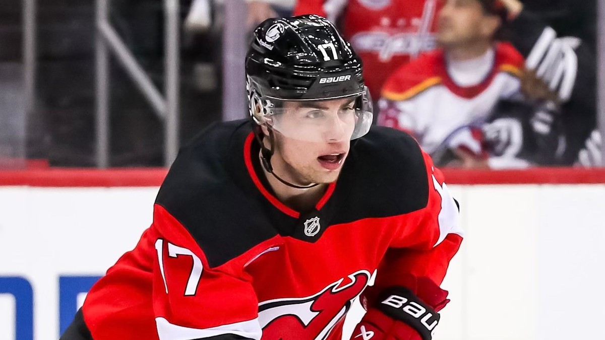 Šimon Nemec v drese New Jersey. 