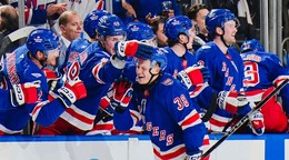 Adam Sýkora oslavuje gól v NHL.