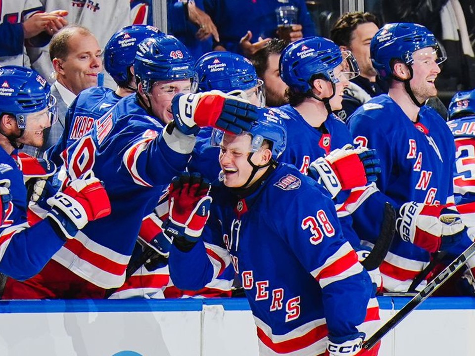 Adam Sýkora oslavuje gól v NHL. 