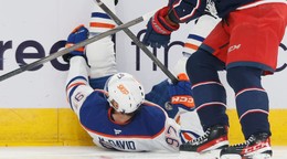 Connor McDavid v páde.