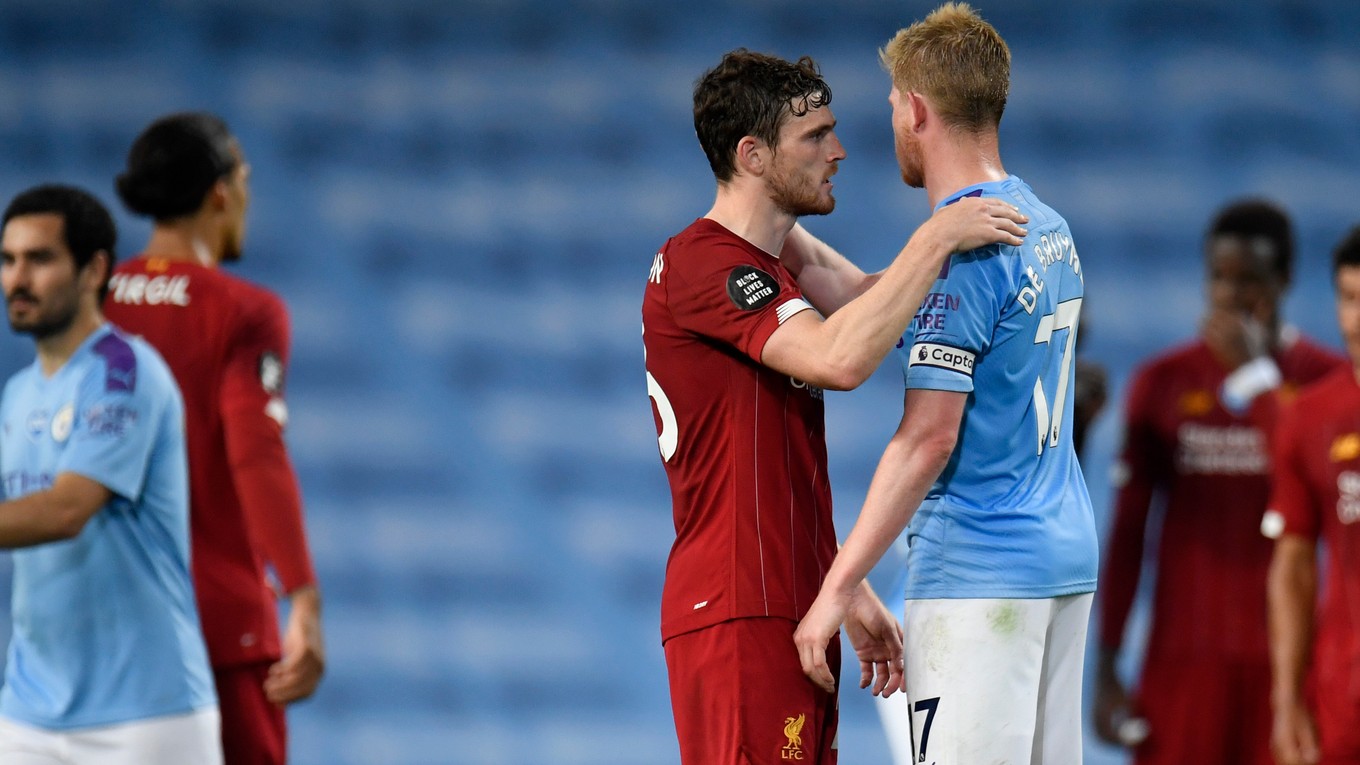 Futbalisti Liverpoolu a Manchestru City na ilustračnom zábere. 