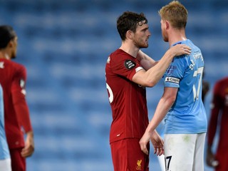 Futbalisti Liverpoolu a Manchestru City na ilustračnom zábere. 