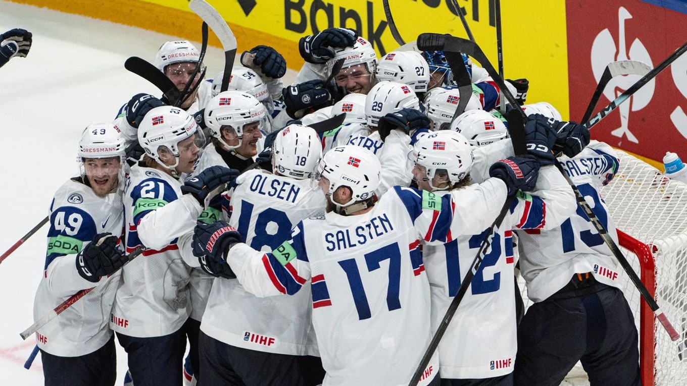Hokejisti Nórska sa radujú z výhry nad Českom na MS v hokeji 2026.