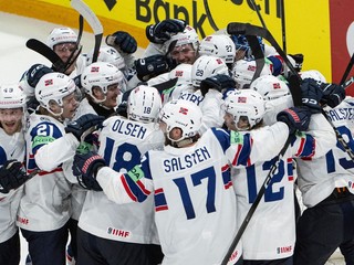 Hokejisti Nórska sa radujú z výhry nad Českom na MS v hokeji 2026.