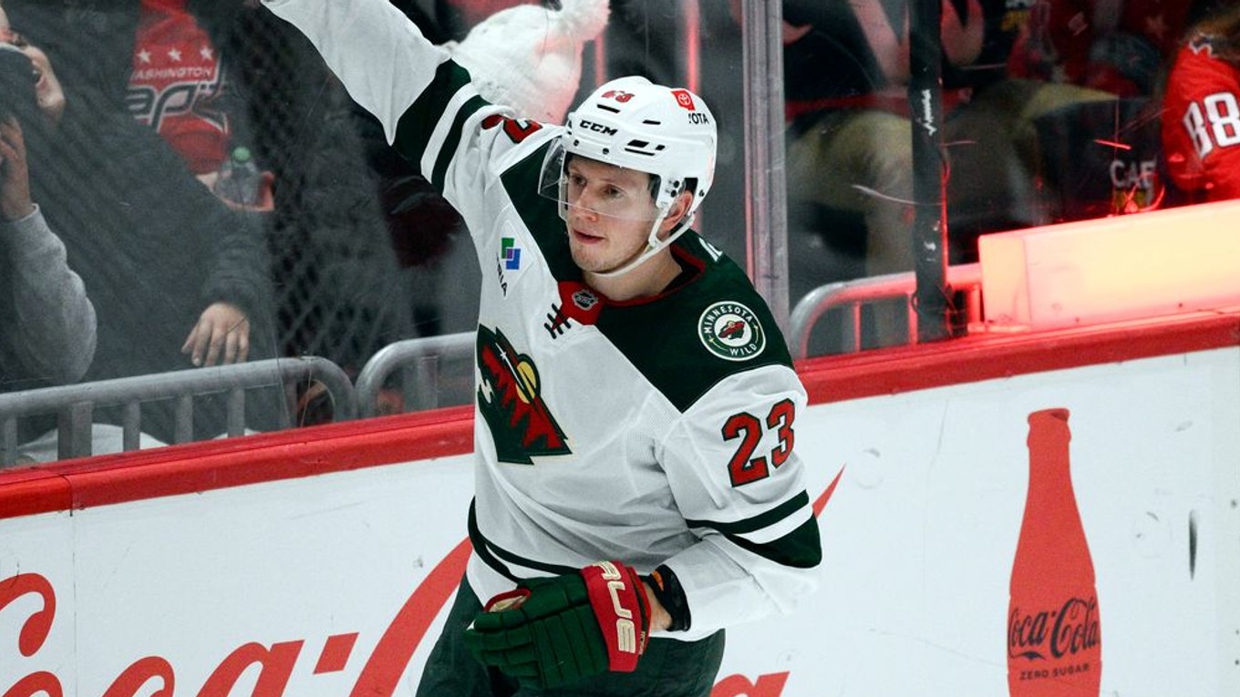 Rakúsky útočník Marco Rossi sa teší z gólu v drese tímu NHL Minnesota Wild.