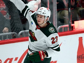 Rakúsky útočník Marco Rossi sa teší z gólu v drese tímu NHL Minnesota Wild.