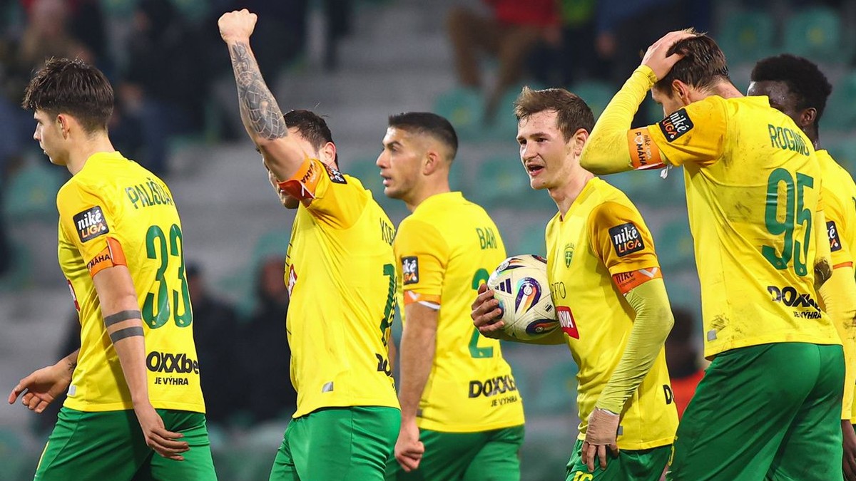 Hráči Žiliny sa radujú z gólu.