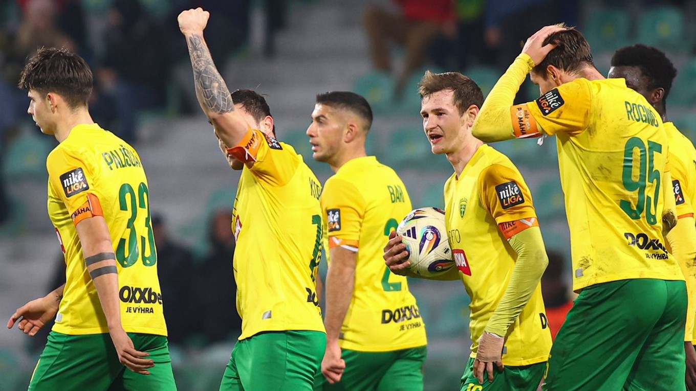 Hráči Žiliny sa radujú z gólu.