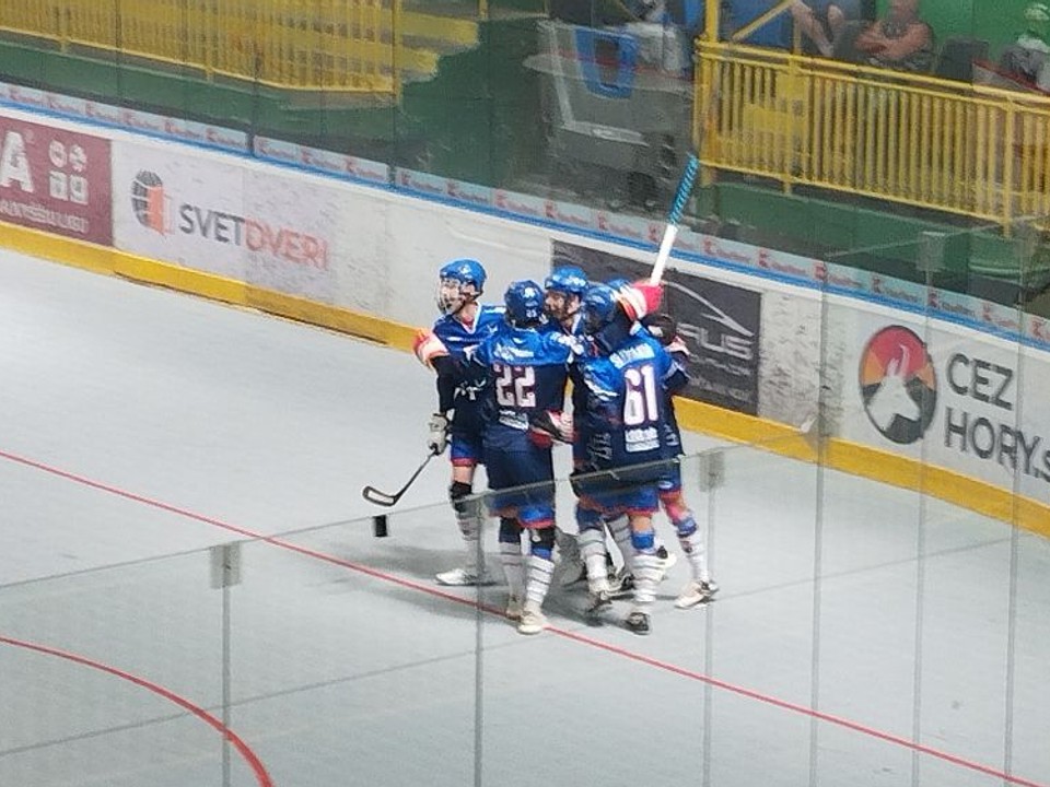 Slovenskí hokejbalisti do 16 rokov sa tešia z gólu na domácich MS. 