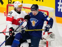 Fínsky hokejista Oliver Kapanen v zápase proti Švajčiarsku na MS 2024. 