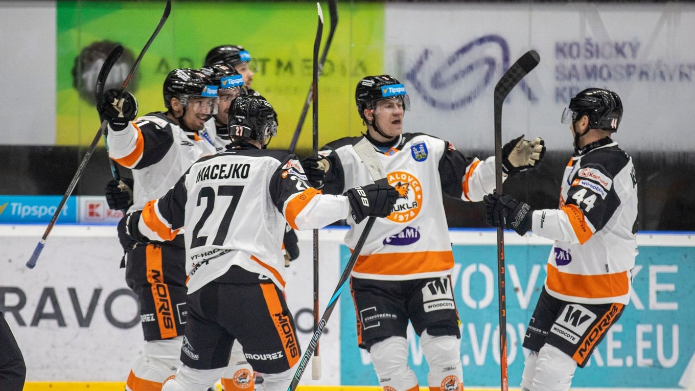 Hráči Michaloviec oslavujú gól.