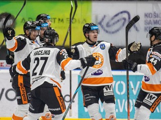 Hráči Michaloviec oslavujú gól.