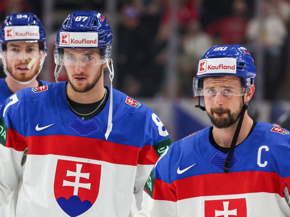Peter Cehlárik, Pavol Regenda a Tomáš Tatar pred zápasom Slovensko - Kanada vo štvrťfinále MS v hokeji 2024.