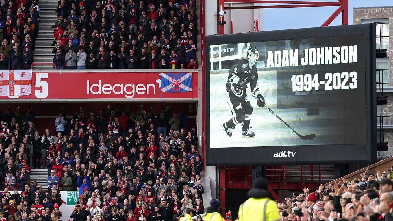 Nottingham Forest si pripomenul smrť hokejistu Adama Johnsona.