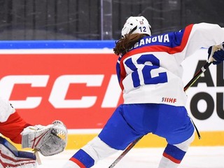 Nela Lopušanová v zápase proti Česku na MS v hokeji do 18 rokov.
