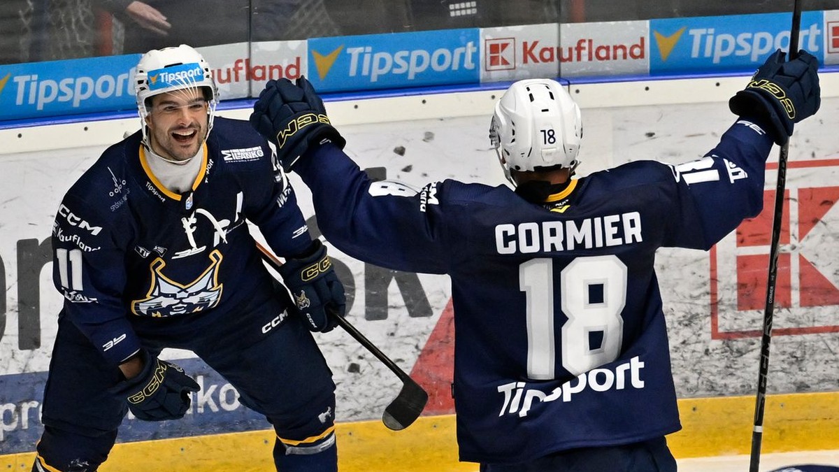 Hráči Spišskej Novej Vsi Xavier Cormier (druhý sprava) a Danick Martel (druhý zľava) sa radujú. 