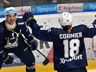 Hráči Spišskej Novej Vsi Xavier Cormier (druhý sprava) a Danick Martel (druhý zľava) sa radujú. 