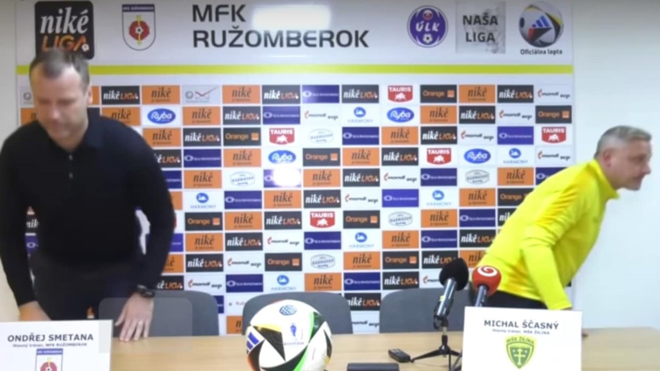 Tréneri Ondřej Smetana (vľavo) a Michal Ščasný na tlačovej konferencii po zápase MFK Ružomberok - MŠK Žilina v 13. kole Niké ligy.