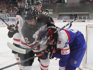 Adam Cedzo v zápase Slovensko - Kanada v súboji o bronz na MS v hokeji do 18 rokov 2023.