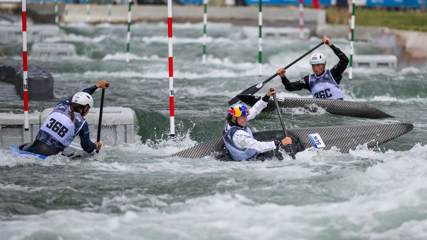 Zľava slovenské vodné slalomárky Emanuela Luknárová, Zuzana Paňková a Soňa Stanovská