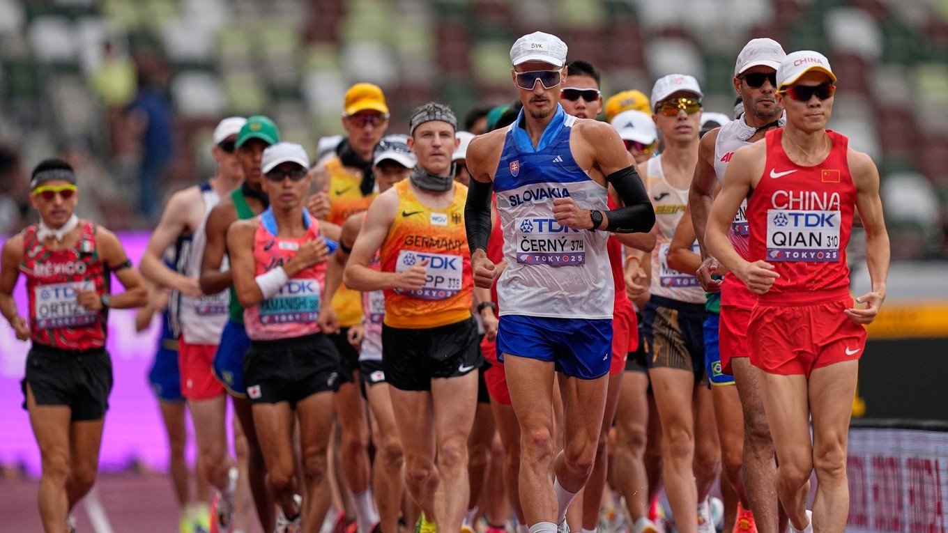 Dominik Černý (uprostred) počas chôdze na 20 km na MS 2025