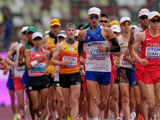 Dominik Černý (uprostred) počas chôdze na 20 km na MS 2025